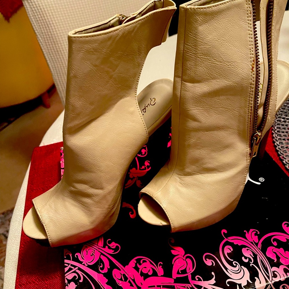 Women heels to address elegance!
Dress to kill !